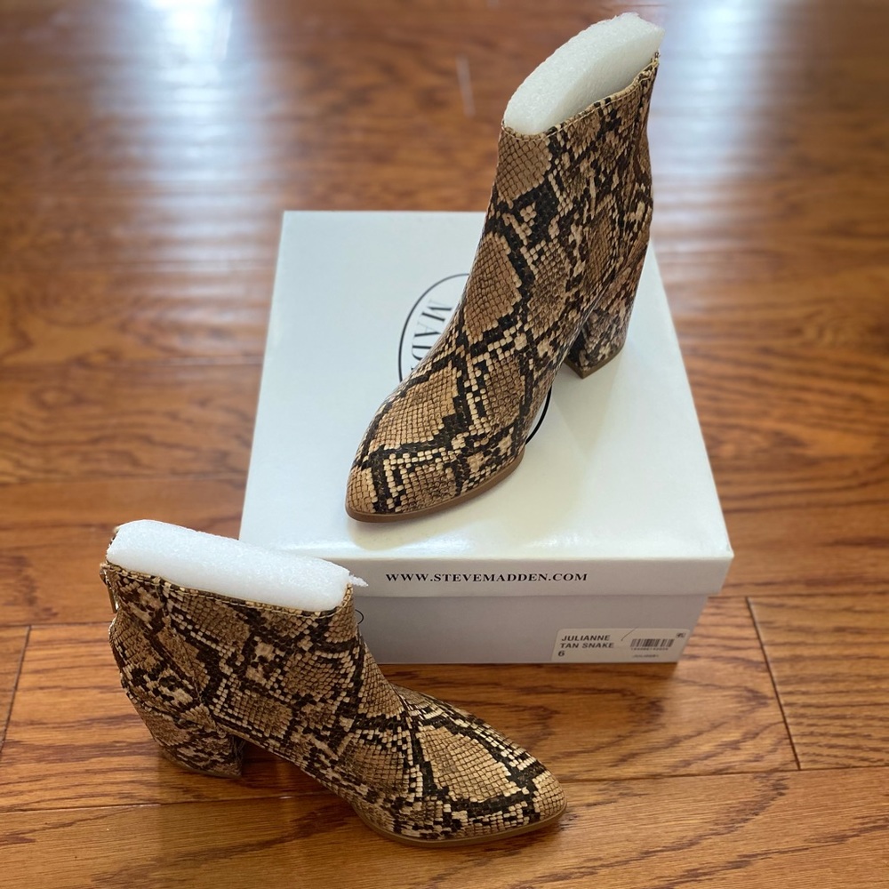 Women’s sz 6 Steve Madden Julianne snake booties